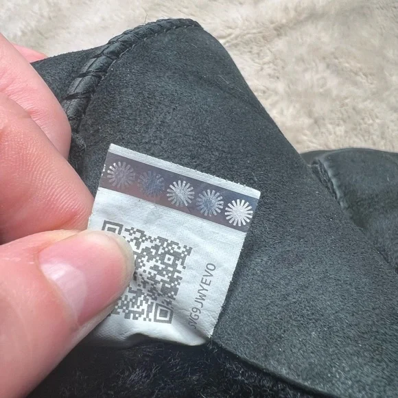 Ugg Womens Black Size 6 Bailey Button - Picture 7 of 7